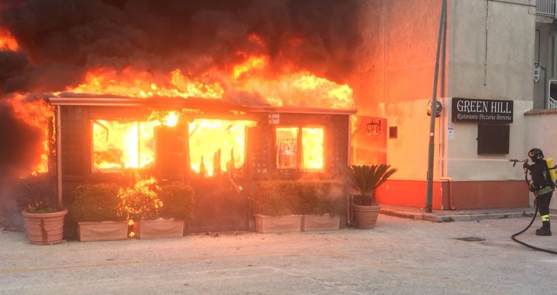 Maxi incendio in un ristorante di Airola