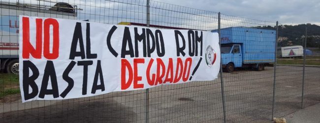 Benevento| “No al campo rom, basta degrado”, lo striscione di CasaPound in via Lungosabato Matarazzo