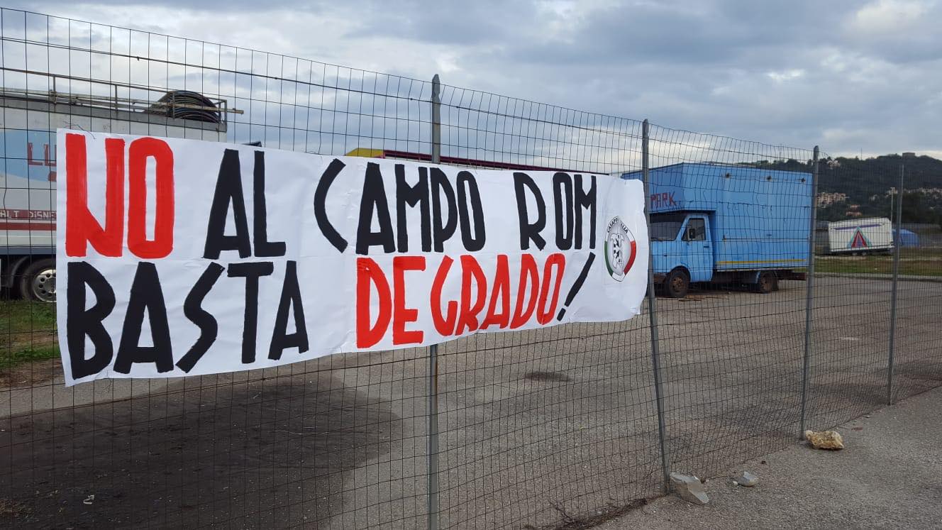 Benevento| “No al campo rom, basta degrado”, lo striscione di CasaPound in via Lungosabato Matarazzo