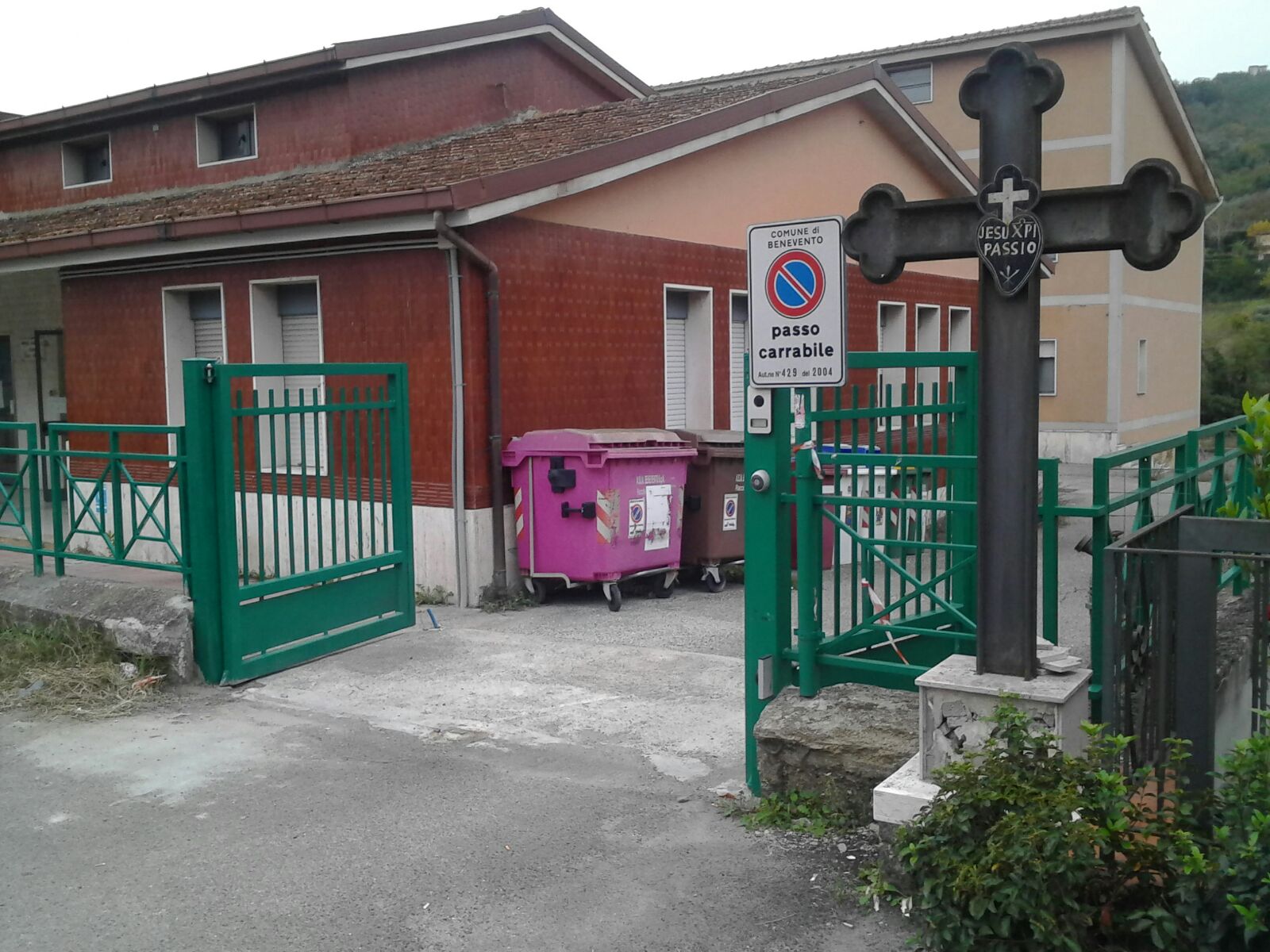 Benevento| Scuola “San Pio”, ritorna il cancello e.. l’asfalto