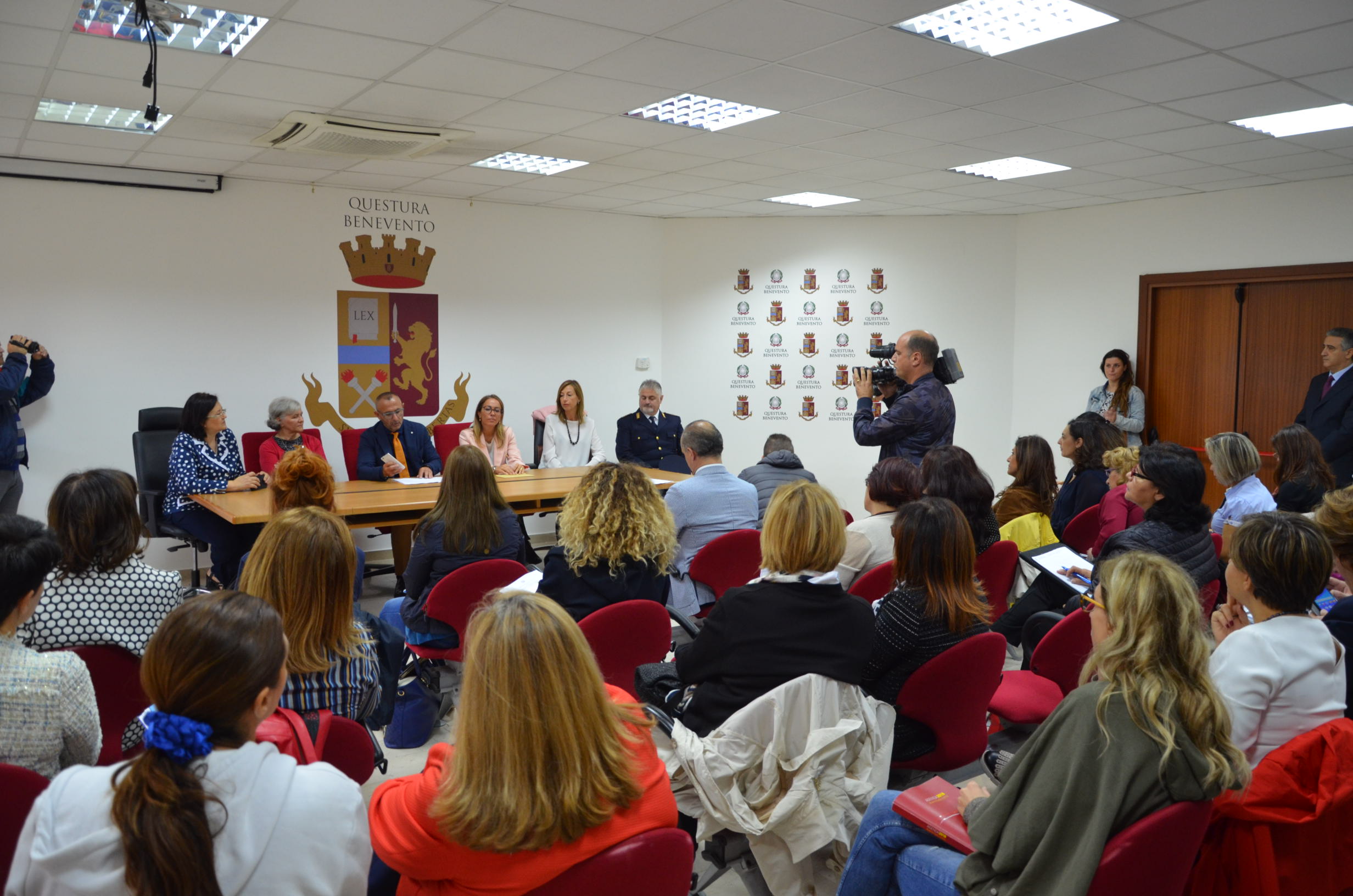 La Polizia di Stato in dialogo con gli studenti di Morcone sui temi del cyberbullismo e della legalità