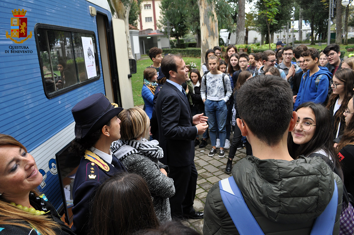 Telese Terme| La Polizia di Stato incontra gli studenti sul tema della violenza di genere per ribadire che “Questo non è amore”