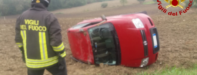 Vallata| Auto si ribalta e finisce fuori strada sulla statale, donna alla guida in ospedale