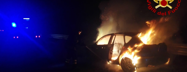 Monteforte Irpino| Auto in fiamme nella notte sull’A16, spavento per due persone