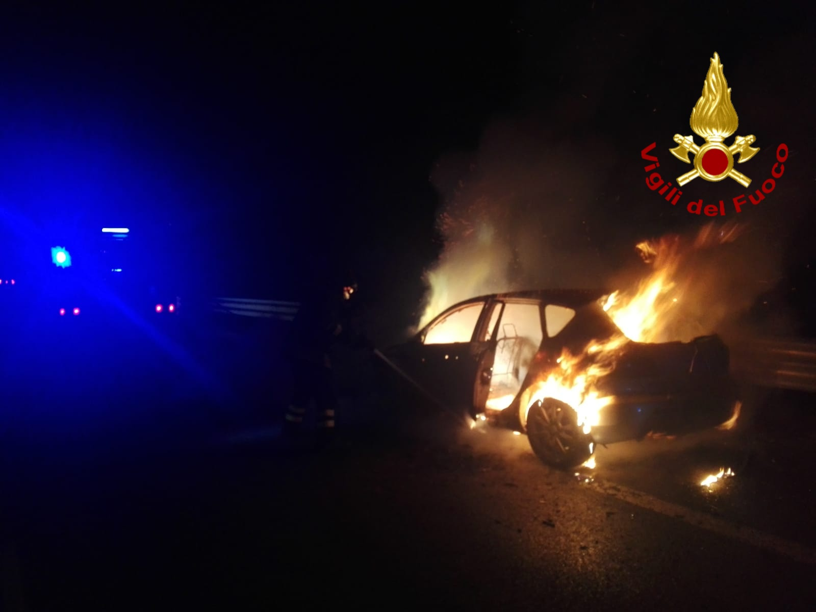 Monteforte Irpino| Auto in fiamme nella notte sull’A16, spavento per due persone