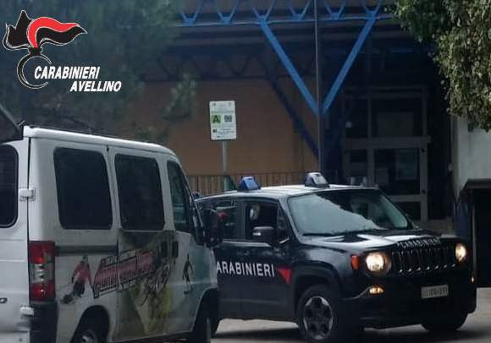 Grottolella| Scuolabus in sosta in pendenza investe insegnante portata in ospedale
