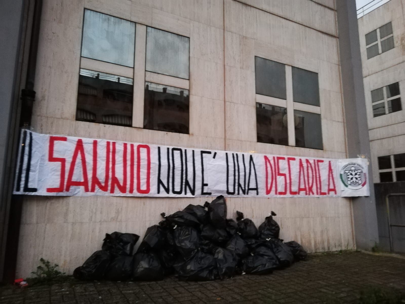 Benevento| Impianto di compostaggio a Sassinoro, striscione di CasaPound alla Provincia