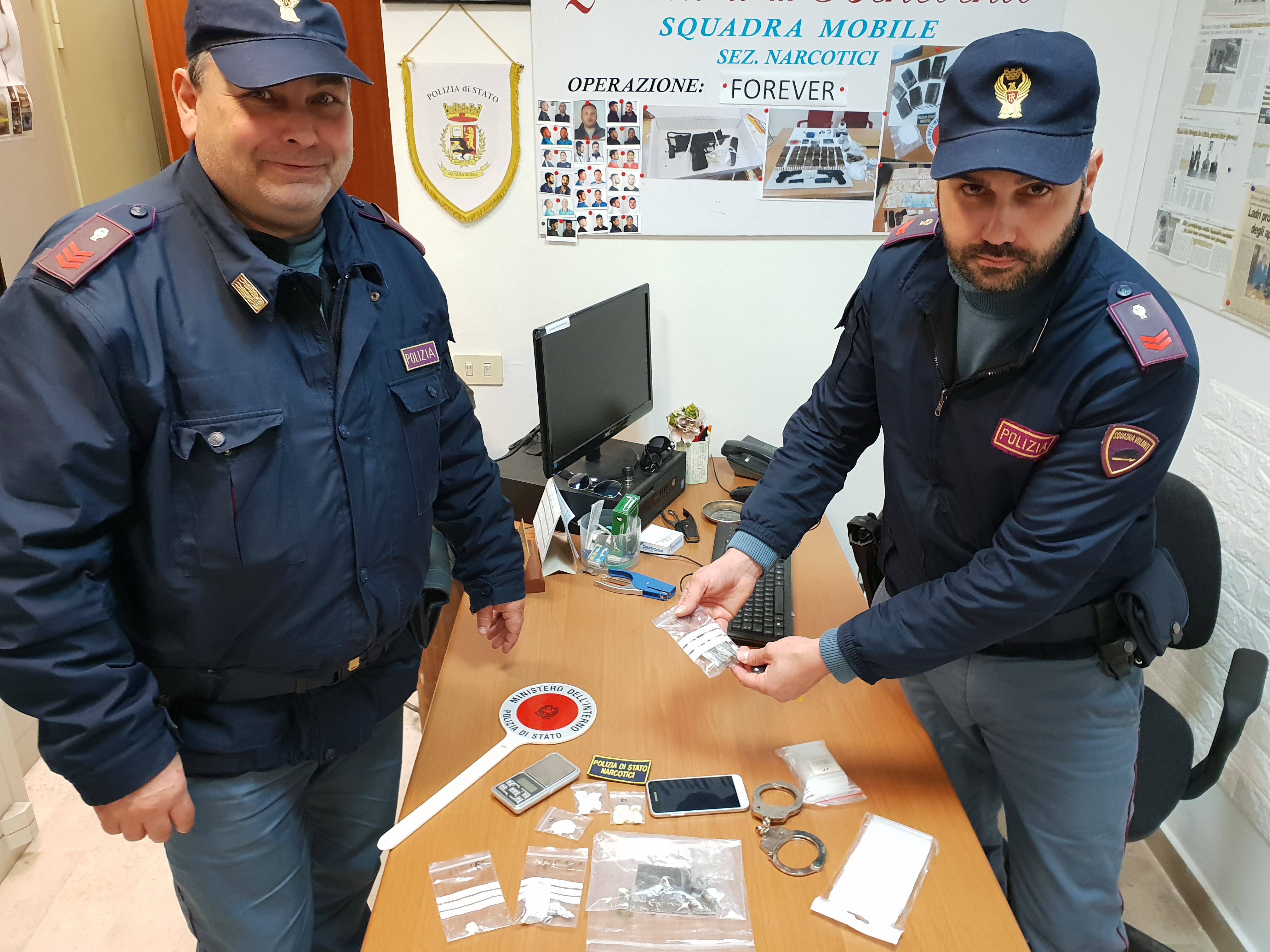 Benevento| Spaccia hashish e cocaina in strada: pusher arrestato dalla Polizia