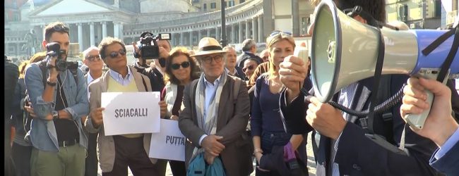 “Giù le mani dall’informazione”il flash mob dei giornalisti per la libertà di stampa