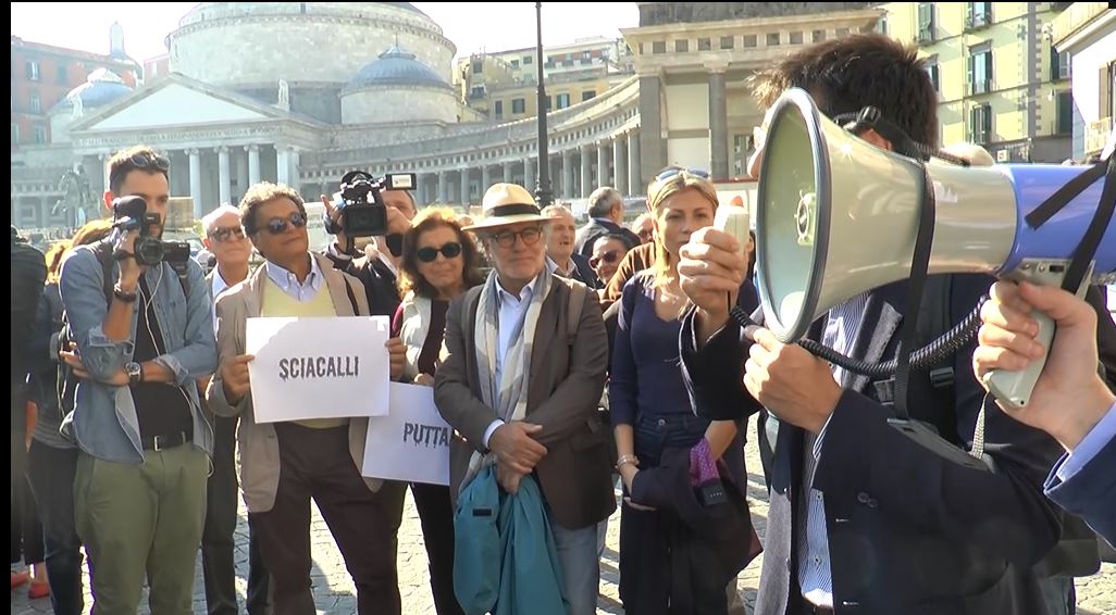 “Giù le mani dall’informazione”il flash mob dei giornalisti per la libertà di stampa