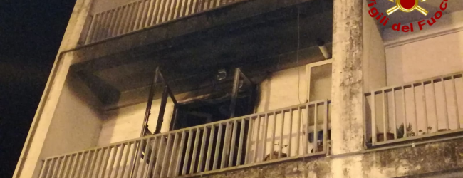 Lioni| Fiamme in un appartamento, i vigili del fuoco salvano un’anziana
