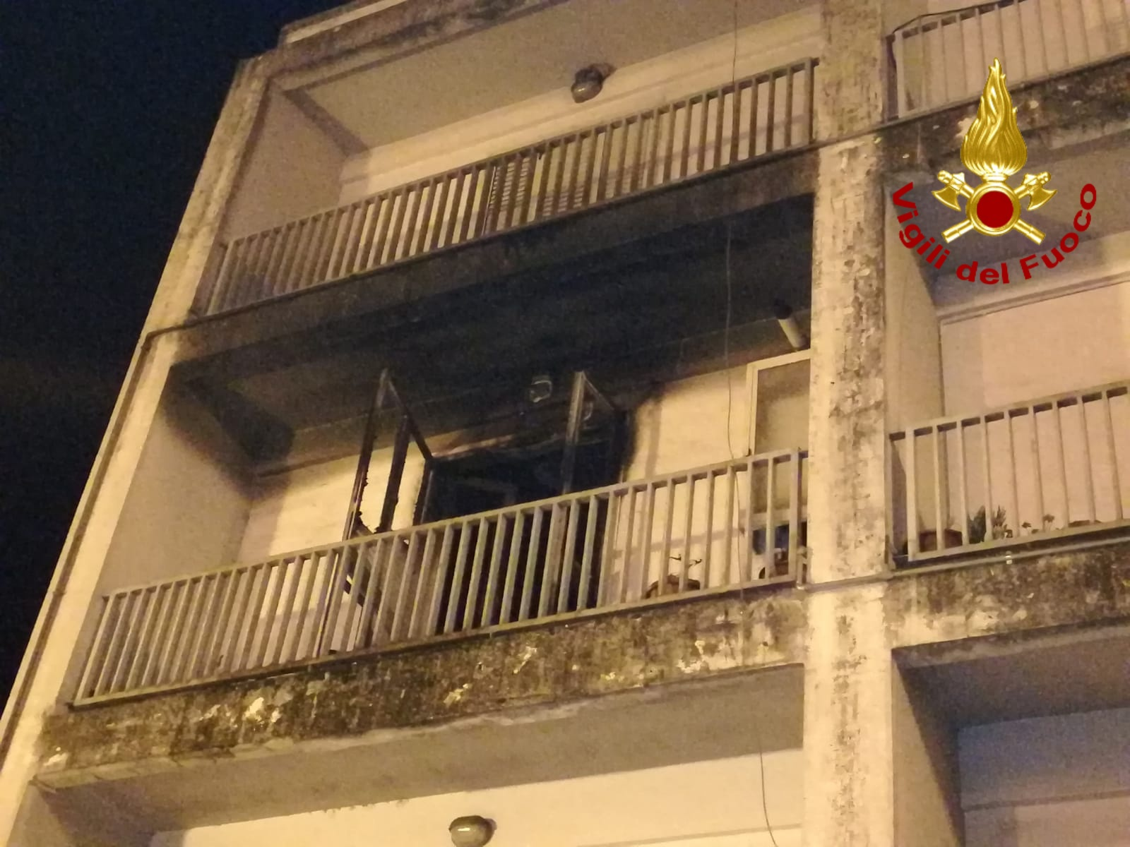 Lioni| Fiamme in un appartamento, i vigili del fuoco salvano un’anziana