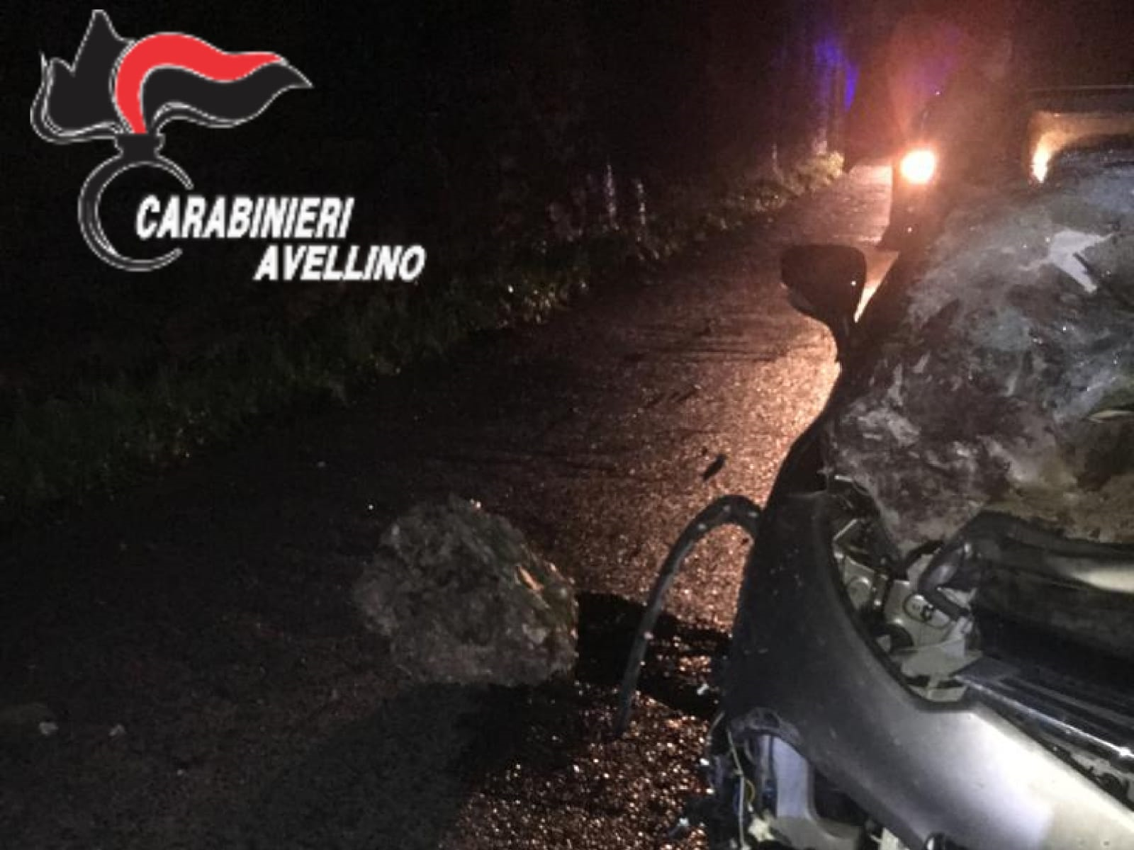 Chianche| Masso cade dal costone e colpisce un’auto, tragedia sfiorata sulla ss 88