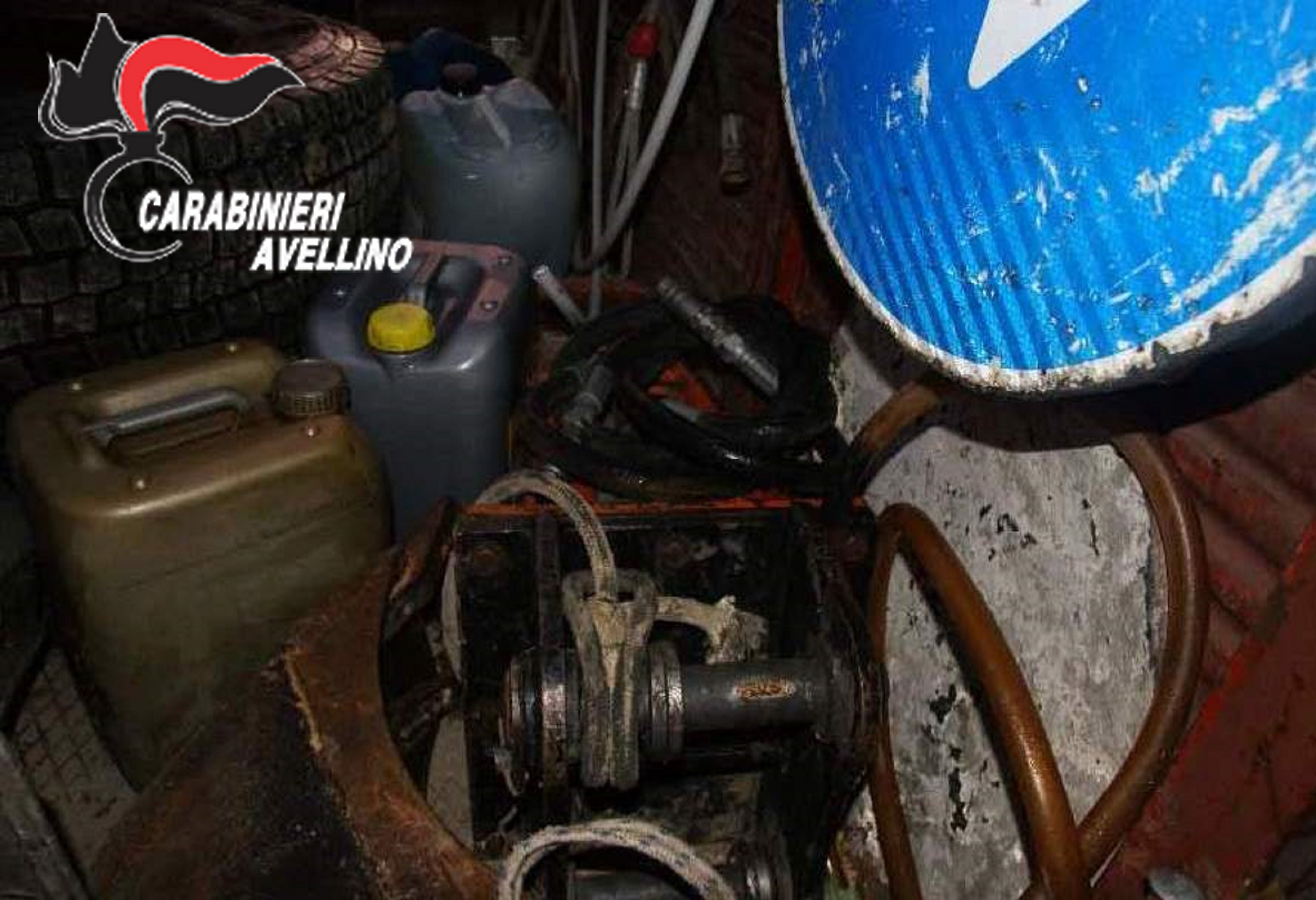 Lioni| Rubano un escavatore e 100 litri di gasolio, ladri messi in fuga di carabinieri