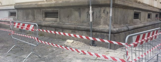 Benevento| Cade cornicione dalla Prefettura, area transennata/FOTO