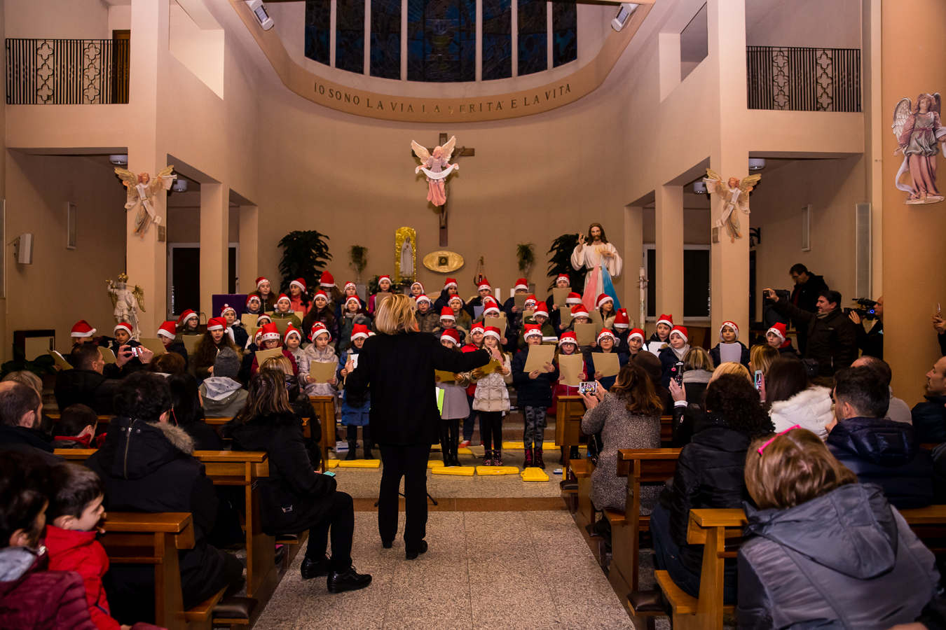Solidarietà e studio, doni e approccio alla musica e al canto: bambini protagonisti alla Parrocchia di San Gennaro