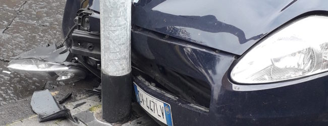 Benevento| Auto contro palo in via Tiengo