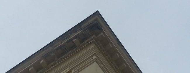Benevento| Intonaco dalla prefettura, cornicione senza protezione