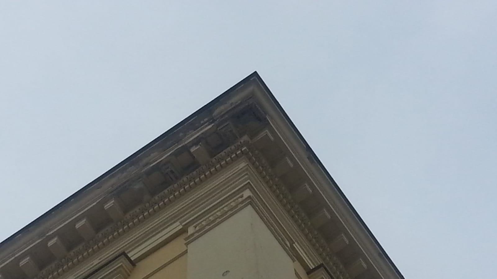 Benevento| Intonaco dalla prefettura, cornicione senza protezione