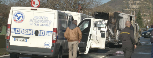 Assalto al portavalori Cosmopol, conflitto a fuoco e auto in fiamme sul raccordo Av-Sa