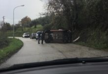 Auto si ribalta, incidente senza conseguenze