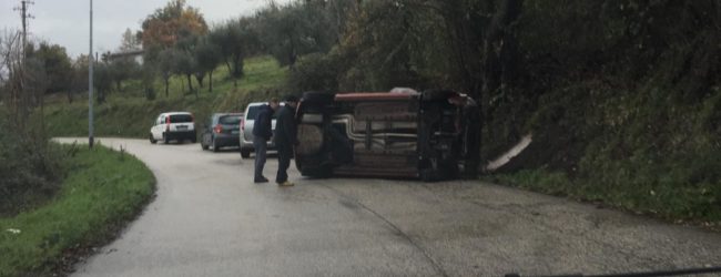 Auto si ribalta, incidente senza conseguenze