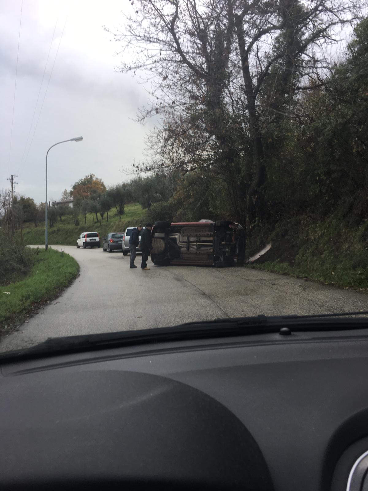 Auto si ribalta, incidente senza conseguenze