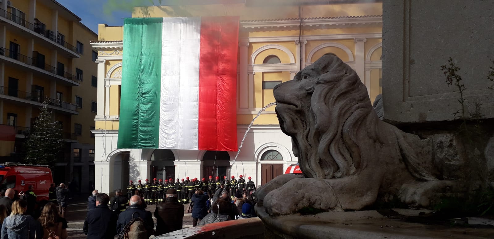 Benevento| Piazza Santa Sofia e i colori dei Vigili del Fuoco