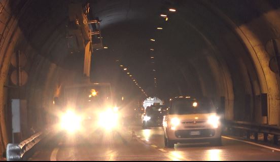 Benevento| Galleria Avellola,cavi elettrici finiscono sulla carreggiata