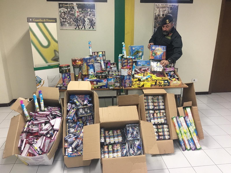 Avellino|La Gdf sequestra 280 kg di fuochi d’artificio in un negozio di via Tagliamento