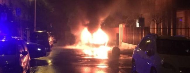 Boato in strada, auto esplode a Ceppaloni