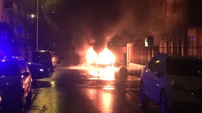 Boato in strada, auto esplode a Ceppaloni