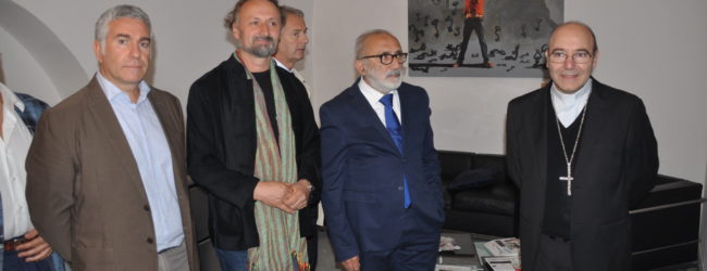 Benevento| L’artista Alfred Mirashi Milot dona al Museo Arcos una sua opera “Equilibrio”