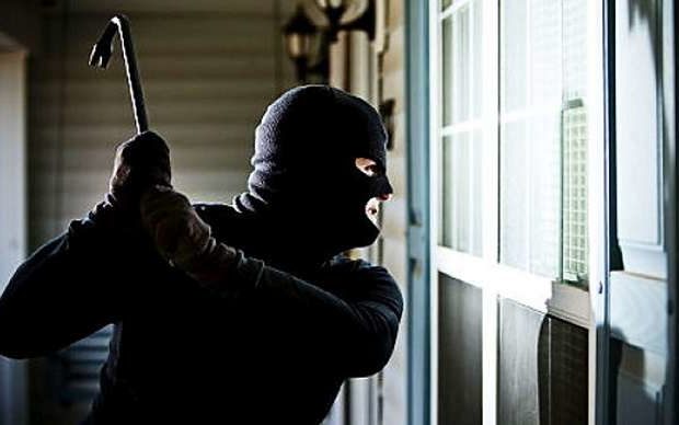 Montefredane, notte di paura: ladri in casa di una donna incinta e del parroco