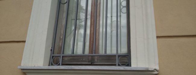 Benevento| Finestre in frantumi, atto vandalico a Palazzo Mosti