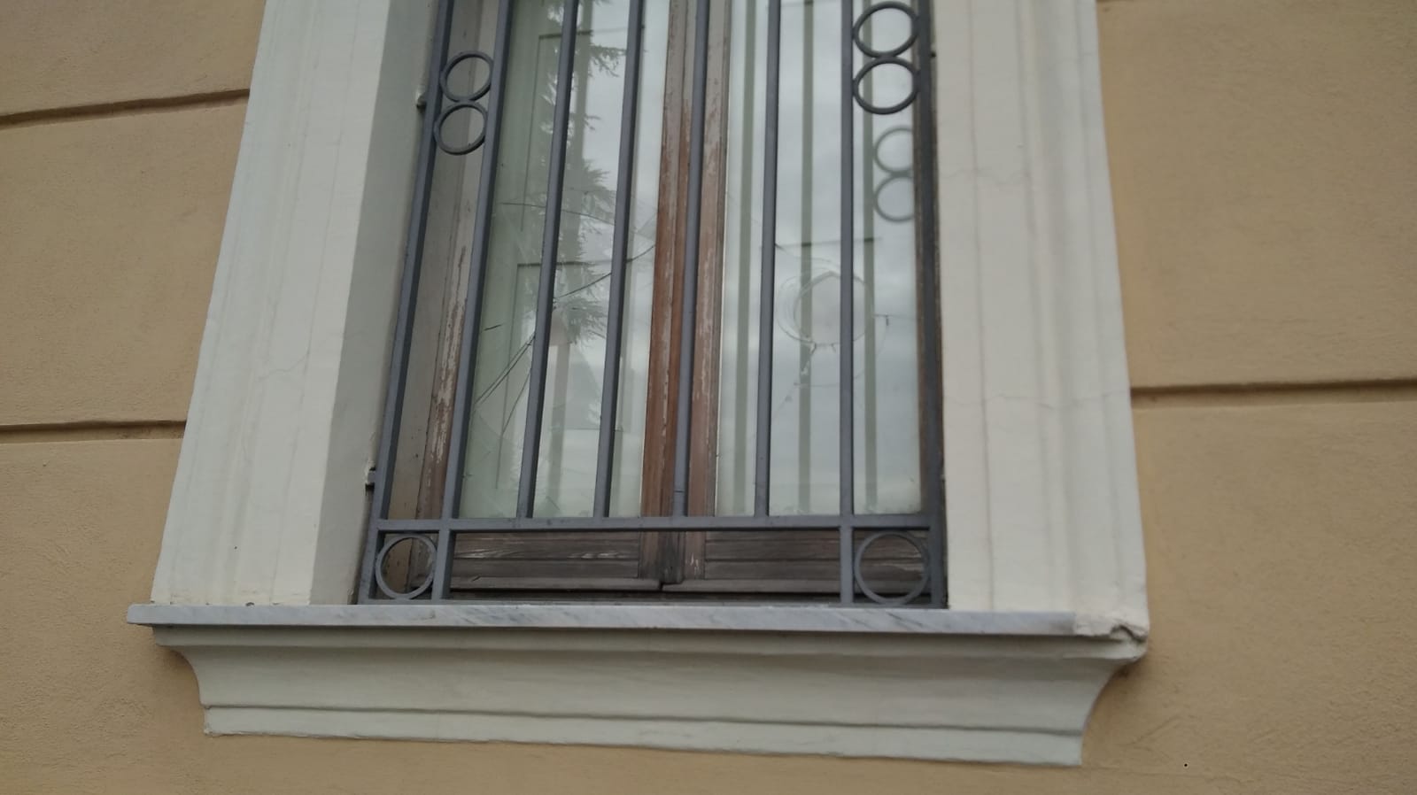 Benevento| Finestre in frantumi, atto vandalico a Palazzo Mosti