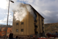 Incendio in un palazzo, i vigili del fuoco evacuano i condomini