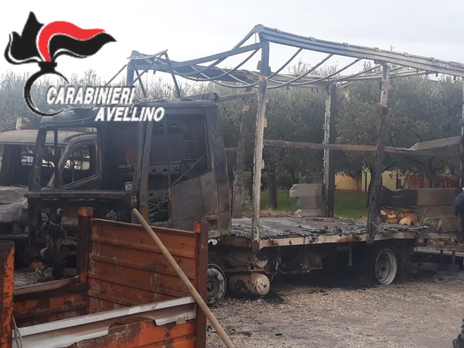 Mirabella Eclano| Incendio in un deposito di pellet, distrutti due automezzi