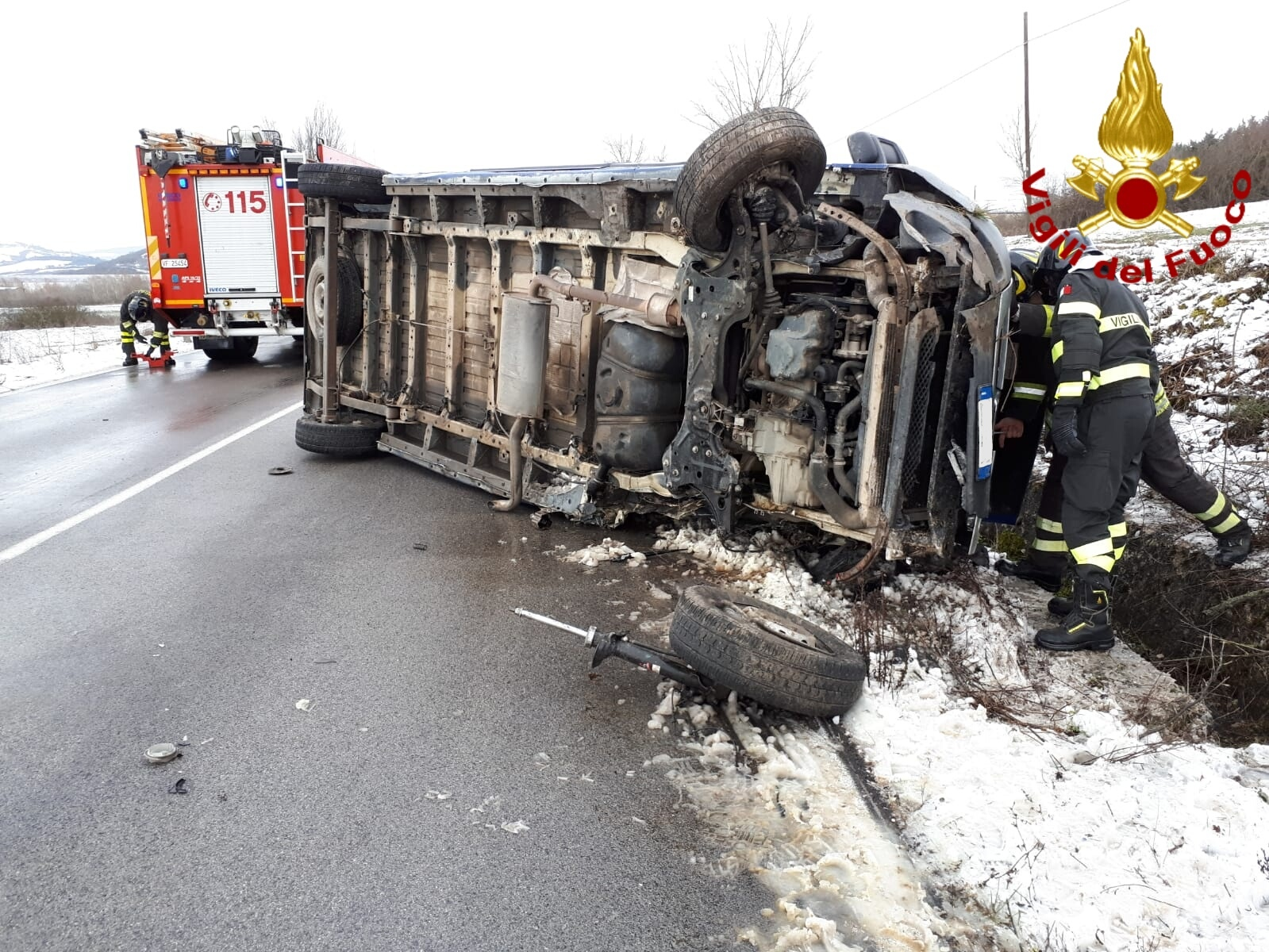 Conza della C.| Finisce contro un altro automezzo e si ribalta, conducente in ospedale