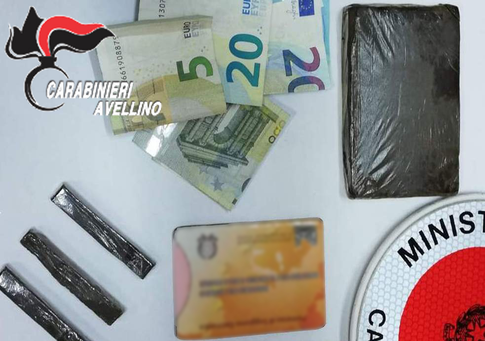 Avellino| Auto in panne, i carabinieri lo soccorrono e scoprono che è uno spacciatore