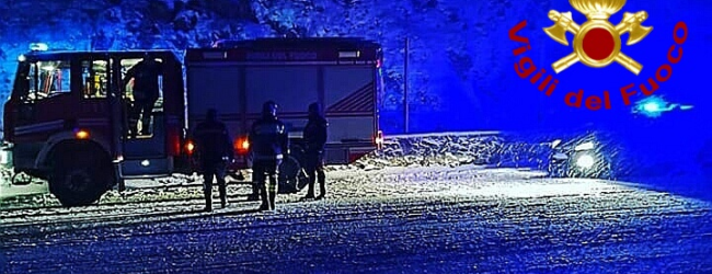 Castelvetere| Tetto in fiamme e auto bloccate nella neve, super lavoro per i pompieri