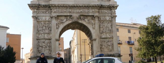 Benevento| Ancora multe per soste selvagge all’Arco di Traiano