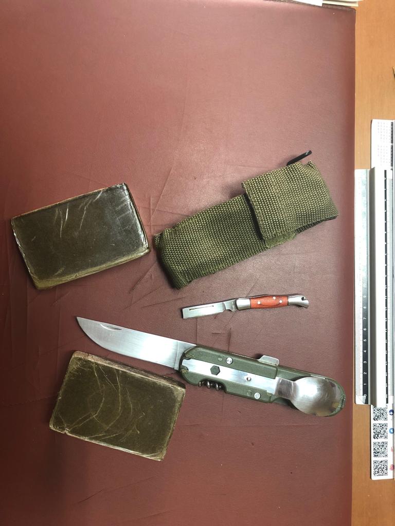 Droga e coltelli in auto, arrestato un 55enne