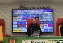 Benevento, Bucchi: “Finalmente il mercato è finito. Ci aspettano 17 finali. Oltre i due arrivi, abbiamo altri colpi in casa”