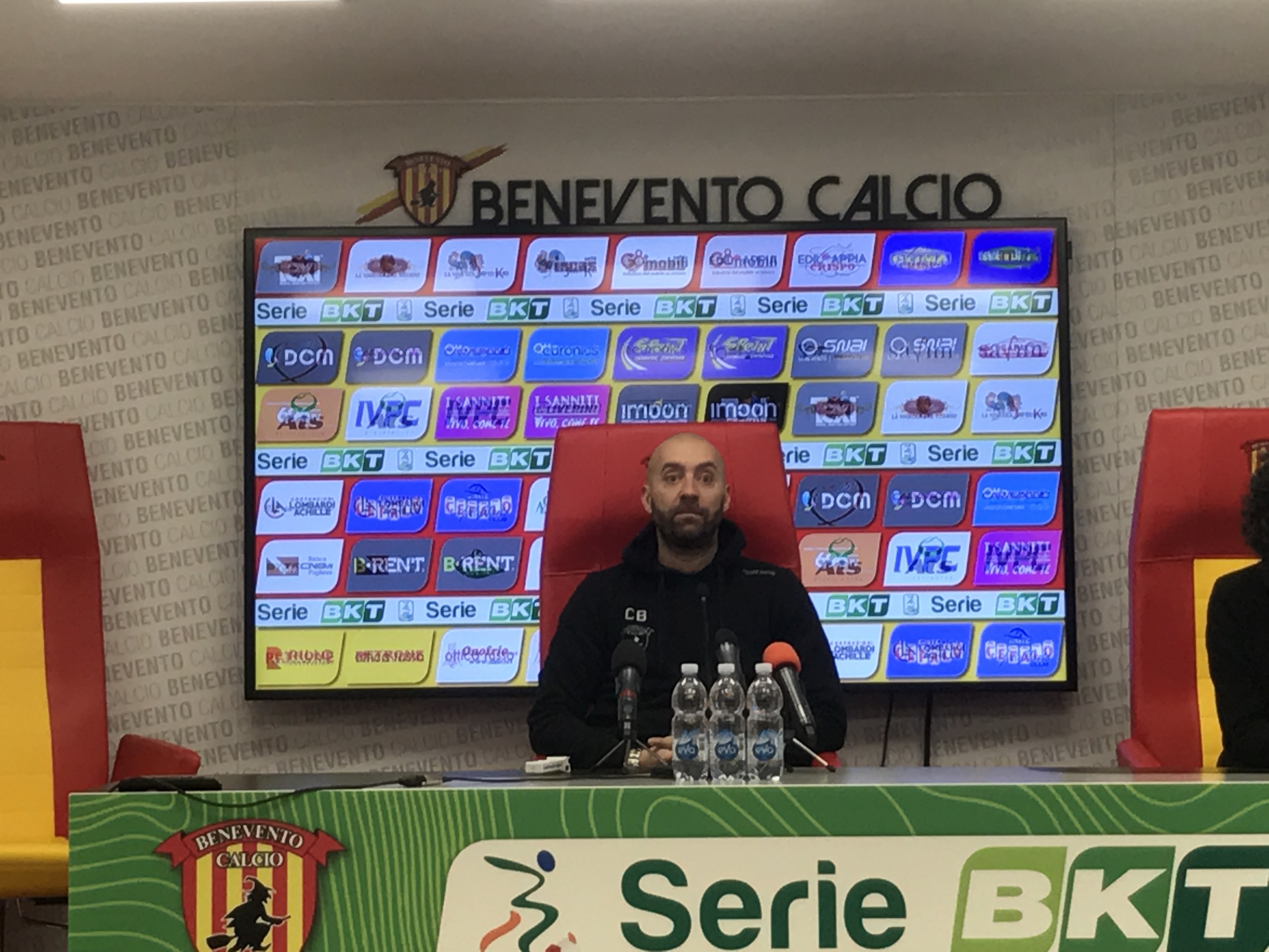 Benevento, Bucchi: “Finalmente il mercato è finito. Ci aspettano 17 finali. Oltre i due arrivi, abbiamo altri colpi in casa”