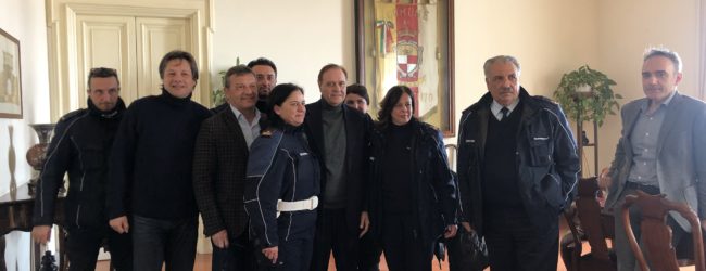 Mastella incontra la Polizia Municipale e fa un appello ai cittadini: “Abbassate almeno di un grado la temperatura interna”