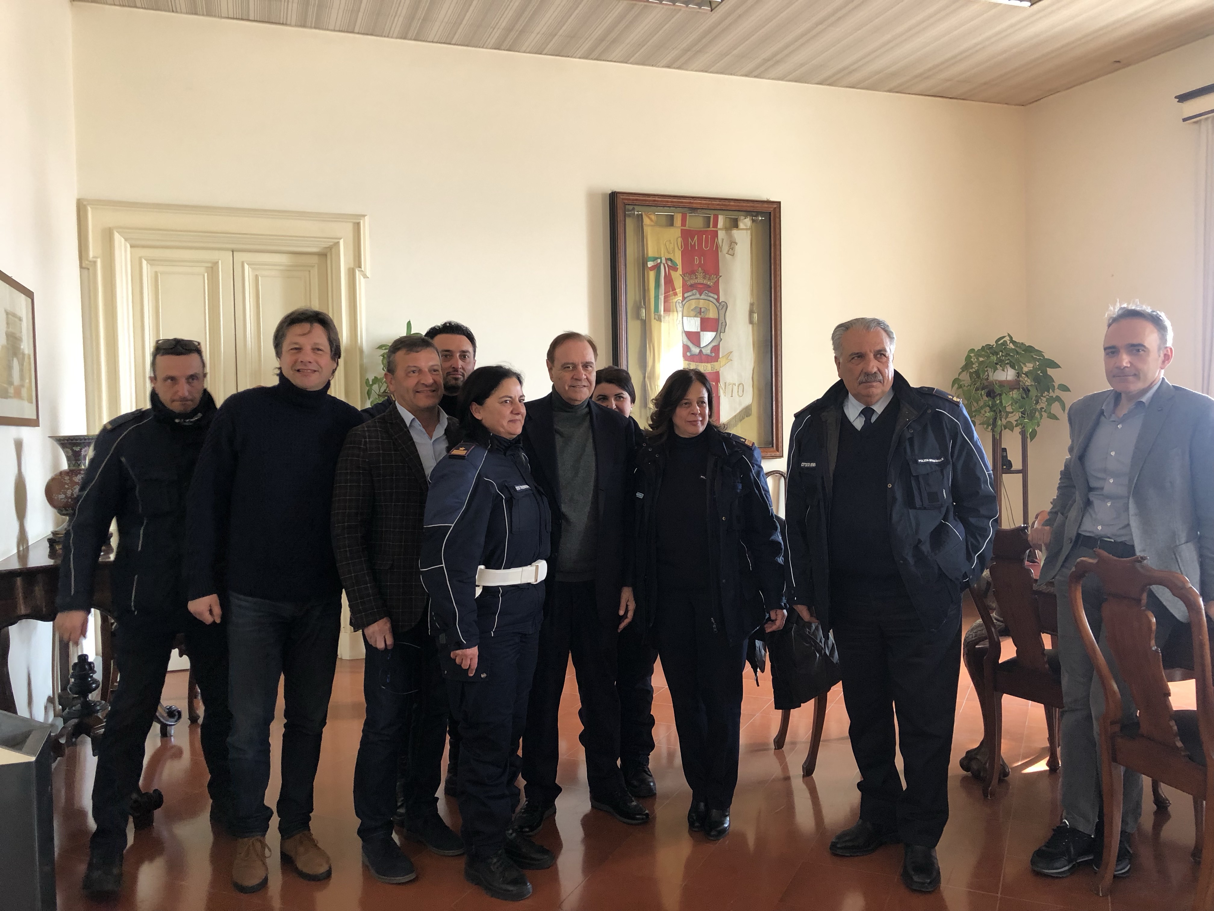 Mastella incontra la Polizia Municipale e fa un appello ai cittadini: “Abbassate almeno di un grado la temperatura interna”