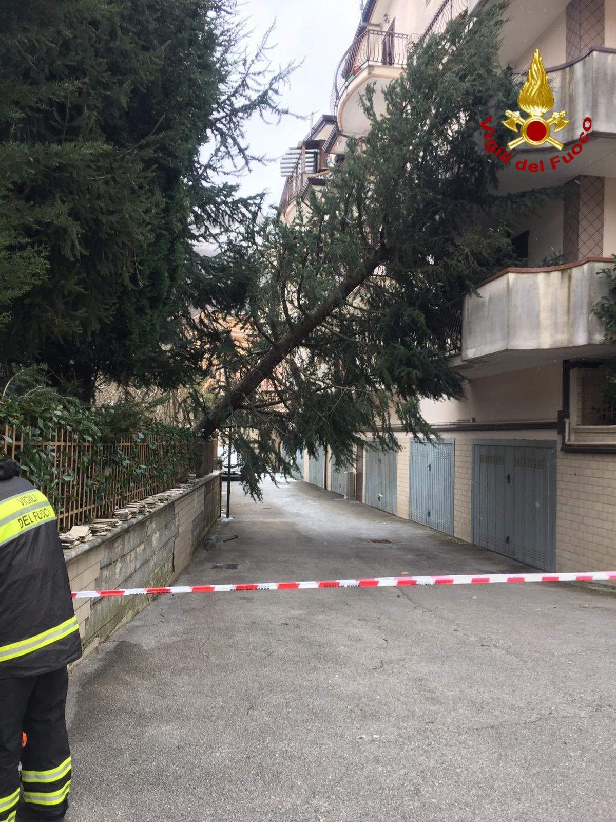 Irpinia|Vento e neve, disagi in tutta la provincia. Decine di interventi dei vigili del fuoco