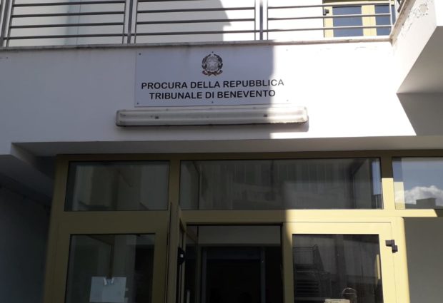 Benevento, presunta turbativa d’asta e corruzione: sospeso per un anno un alto dirigente del Comune