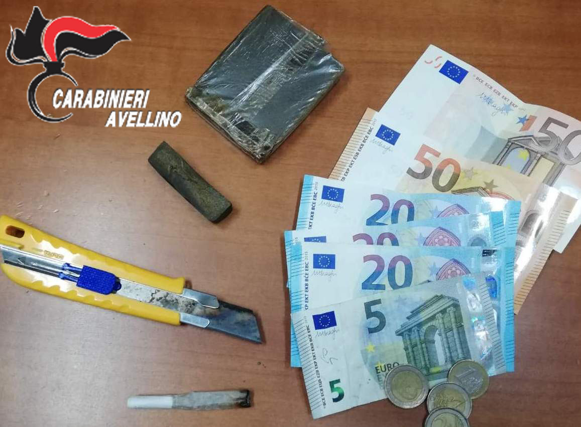 Montoro| Sorpreso con 100 grammi di hashish e uno spinello acceso, arrestato 40enne